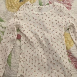 Long-sleeve shirt with ruffles. Bronze flowers on white coloured shirt.